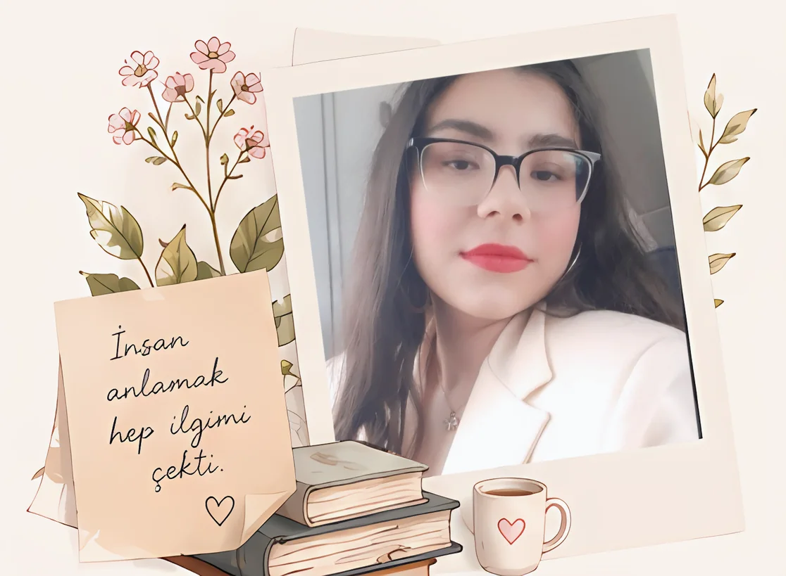 Psikolog İlknur Yılmazgil'in polaroid fotoğrafı; yanında çiçekler, kitaplar, bir kupa ve "İnsan anlamak hep ilgimi çekti." yazan bir not